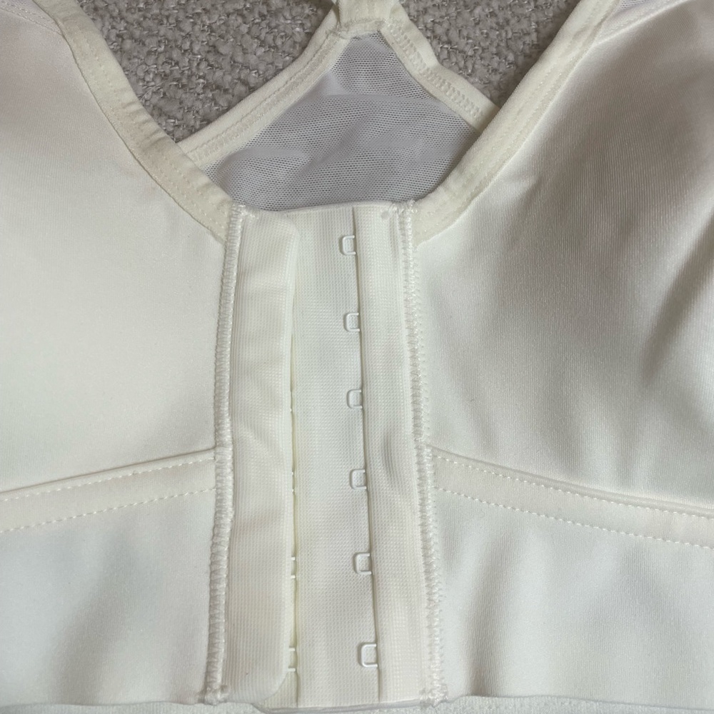 AnaOno Bianca Pocketed Front Closure Sports Bra - Picture 6 of 13